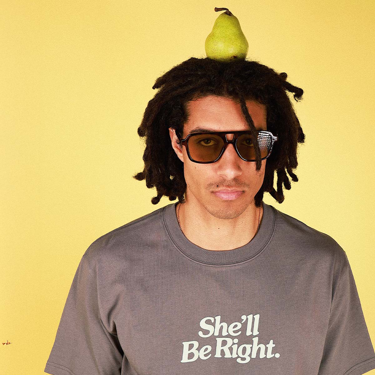 She'll Be Right Slang Tee in Charcoal